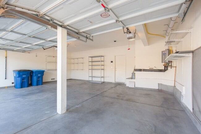 Building Photo - Great 5 Bedroom Home in Summerlin