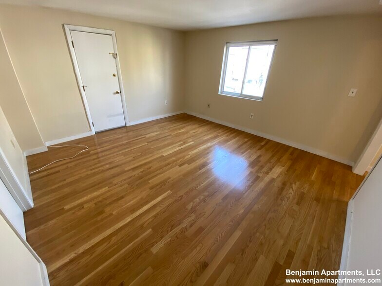 Building Photo - 385 Dorchester St