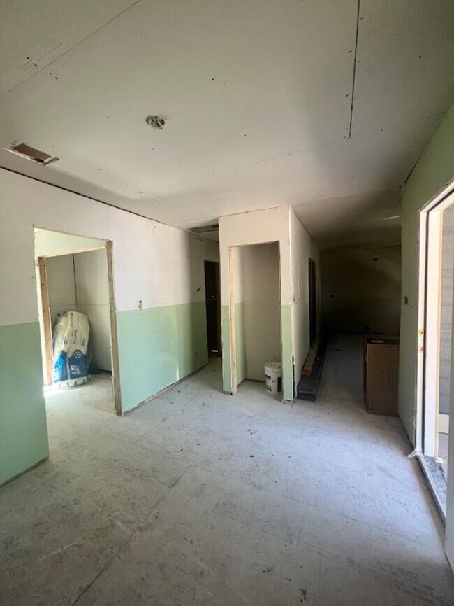 Building Photo - Coming Soon! 2 Bed 1 Bath Home for Rent in...