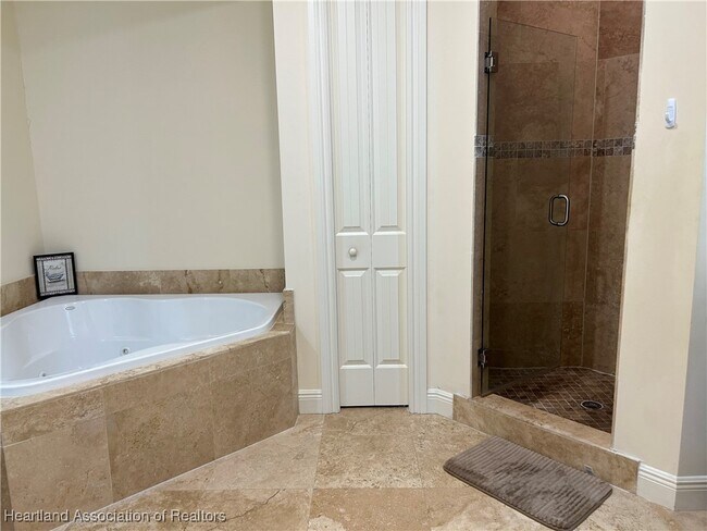 Building Photo - 2351 Lakeview Dr
