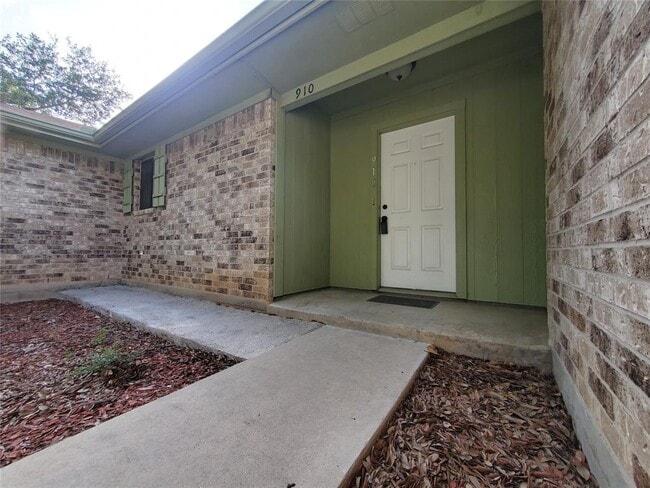 Building Photo - 910 Cottonbowl Dr