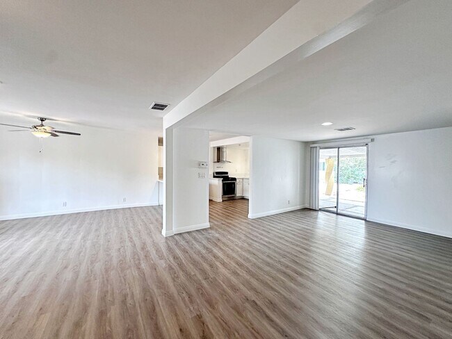 Building Photo - 812 Bracken Ave