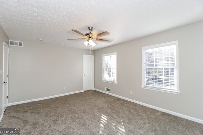Building Photo - 112 Creekview Dr