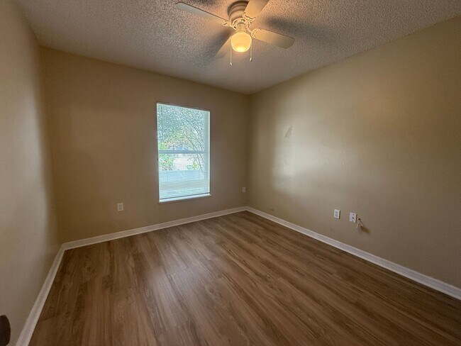 Building Photo - Prime Deltona Neighborhood
