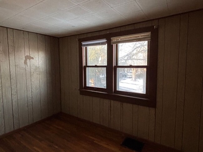 Building Photo - 3 BR/1 BA Single-Family Home in St. Paul!