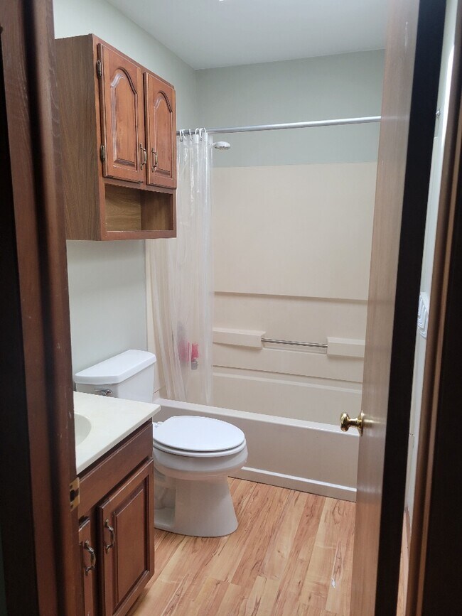 Building Photo - 585 Friendship Dr