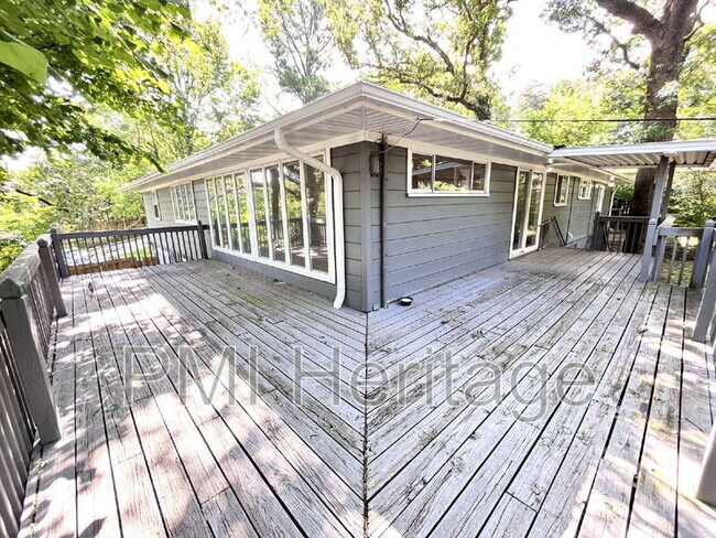 Building Photo - 1139 N Sunset Dr