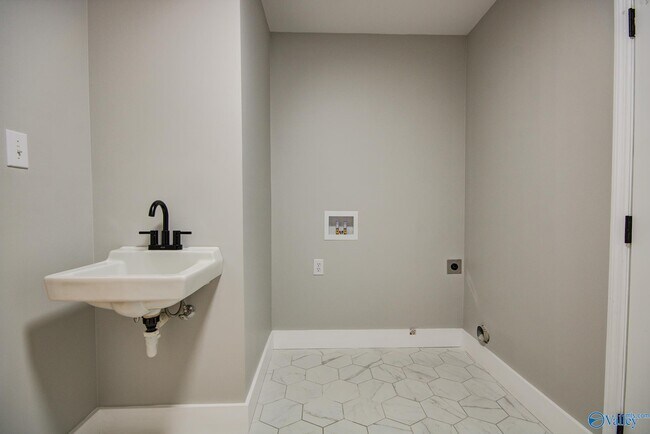 Building Photo - 205 Jarrett Ln