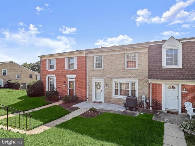 Building Photo - 9075 N Laurel Rd