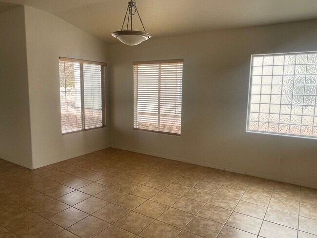 Building Photo - Occupied Do not disturb Tenant - 2 Bedroom...
