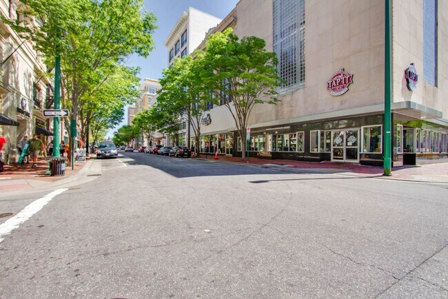 Building Photo - Spectacular Penthouse Condo in Downtown No...