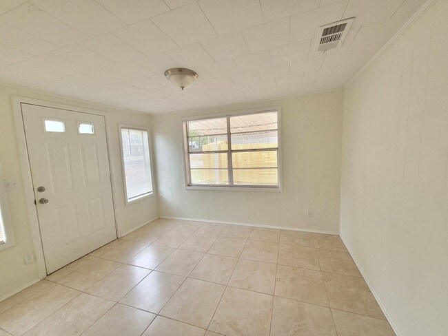 Building Photo - 369 Lincoln Ave