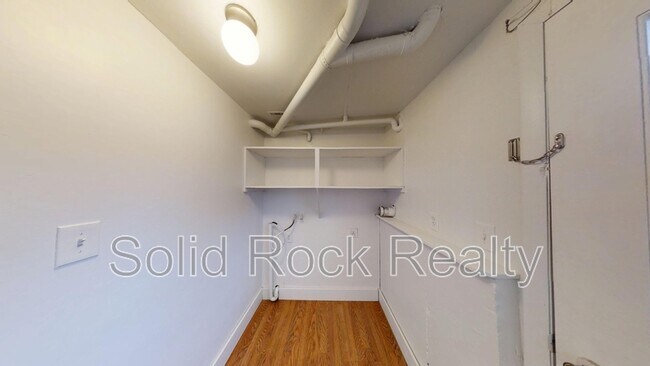 Building Photo - 4811 Villa Cir