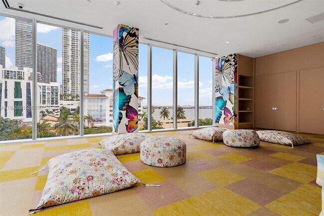 Building Photo - 700 NE 26th Terrace