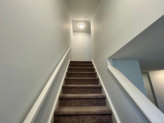 Building Photo - 19 Somers St