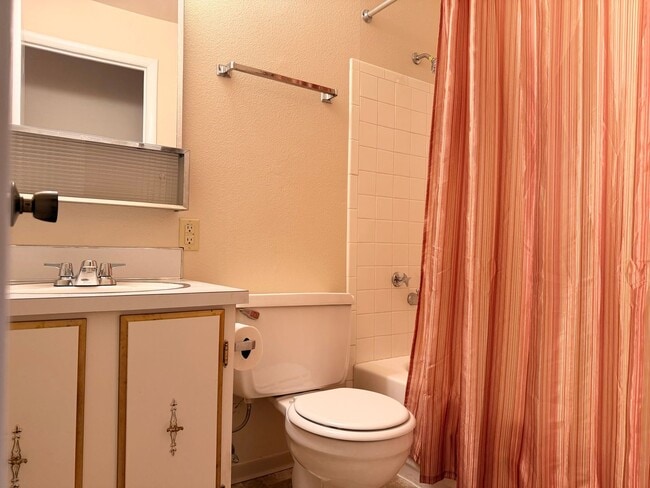 Building Photo - Short term 6 month rental available. 2 bedroom, 2 bath home in Boise!