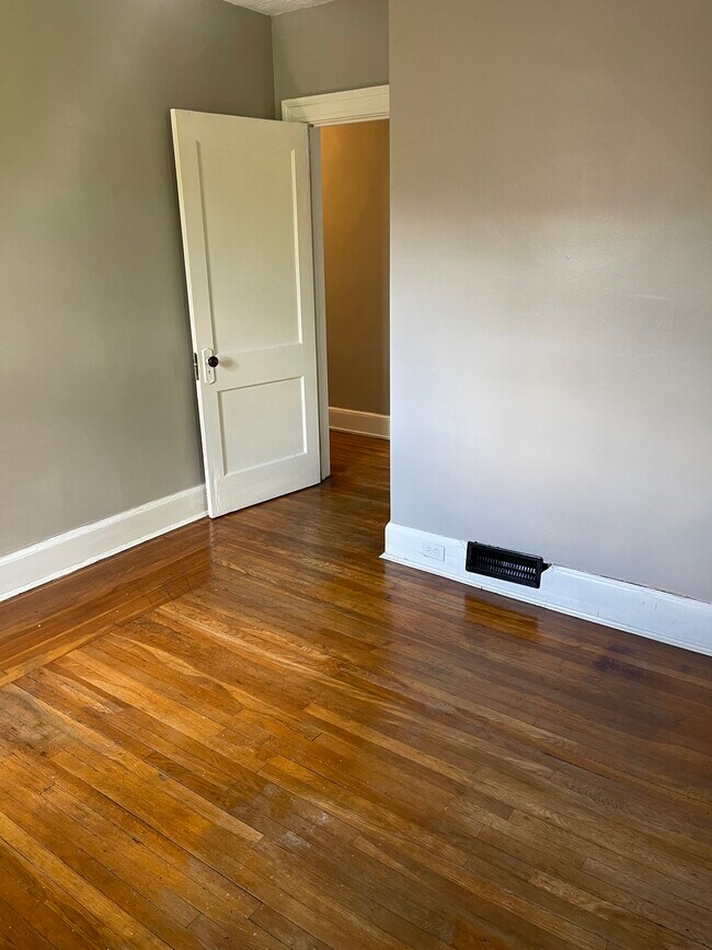 Building Photo - 5 E Mitchell Ave