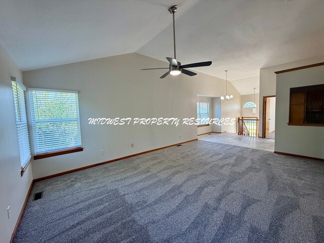 Building Photo - Amazing 3 Bedroom Townhouse!