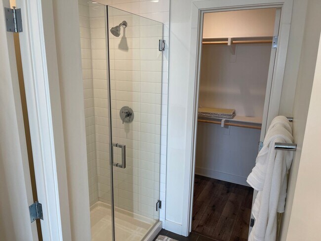 Building Photo - Water views! Less than a block from the ocean! 2 Bed 2.5 Bath Townhome!