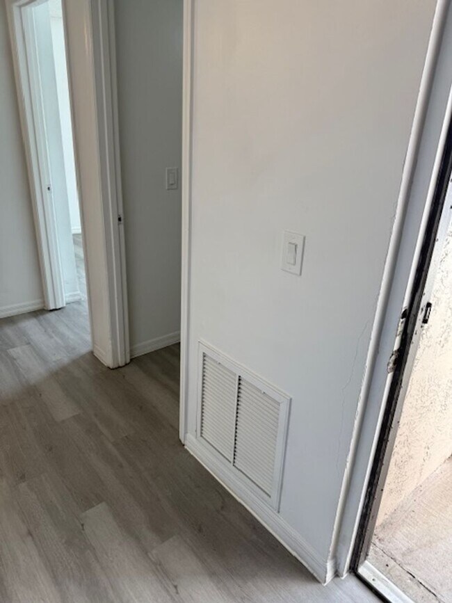 Building Photo - Large One bedroom Condo