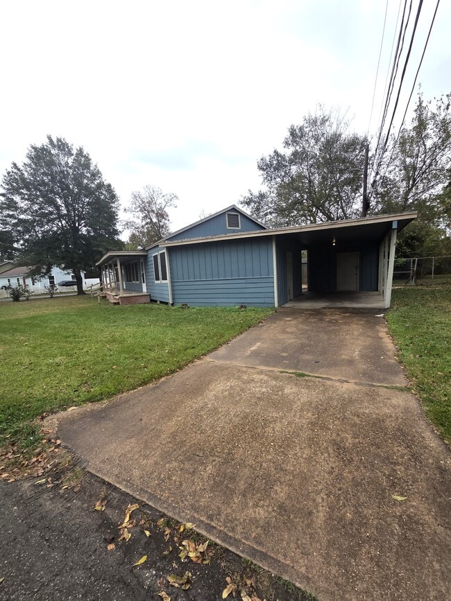 Building Photo - 403 W Dewey Ave