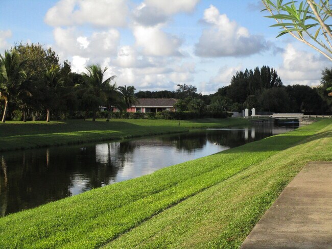 Building Photo - 10693 N Military Trl