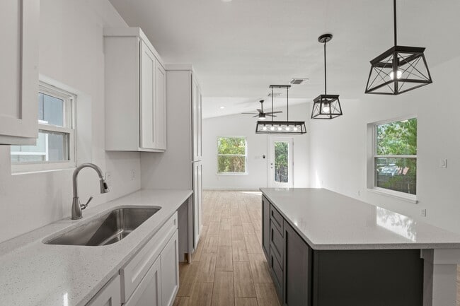 Building Photo - 212 Cooper St