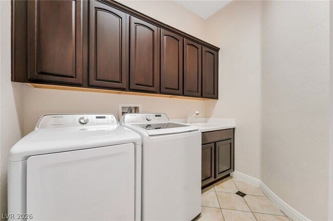Building Photo - 2528 Lochmaben St