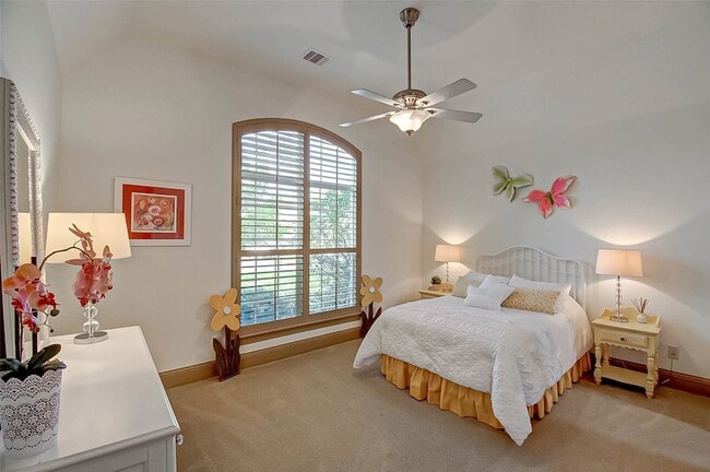 Building Photo - 7 Shearling Ct