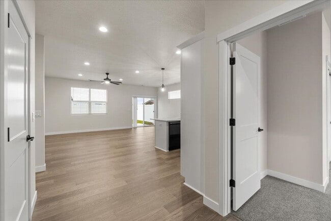 Building Photo - Charming 3 bedroom, 2 bath home