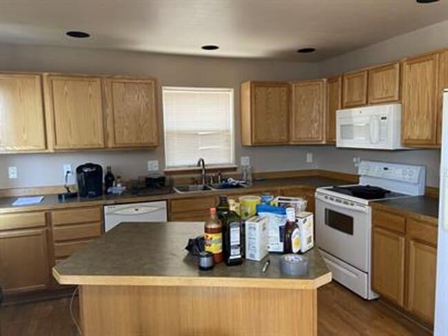 Building Photo - 3 bedroom 2 1/2 bath home in River Rock