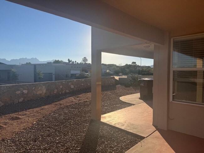 Building Photo - Adorable Towhhome Located off Foothills