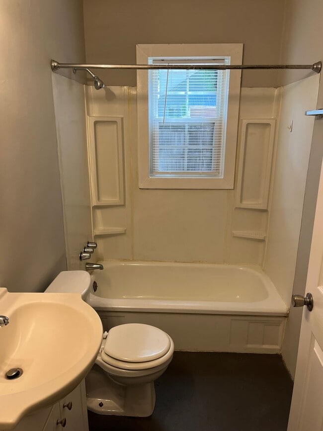 Building Photo - 1 Bedroom 1 Bathroom Triplex
