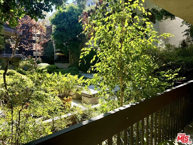 Building Photo - 950 Kings Rd