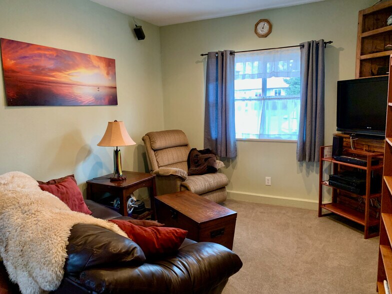 Den - 2708 Mesa Avenue
