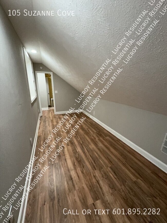 Building Photo - Updated 4-Bedroom Duplex with Fireplace in...