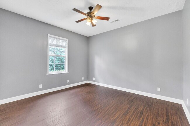 Building Photo - Spacious Rental with Modern Kitchen, Large...