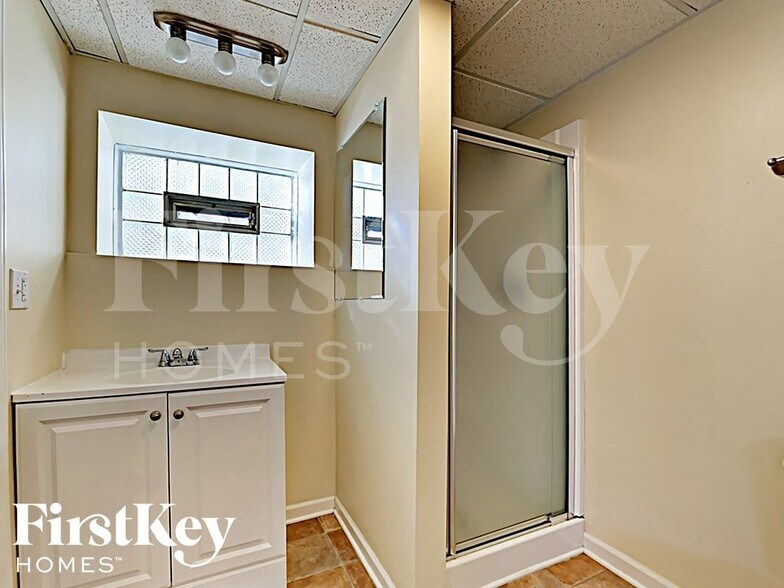 Building Photo - 7919 Oak Park Ave