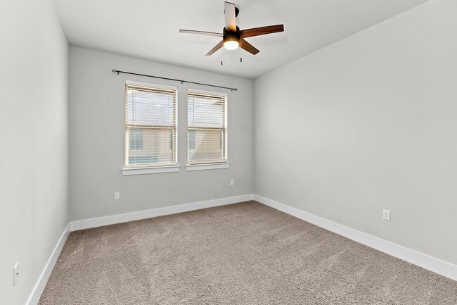 Building Photo - 13800 Lyndhurst St