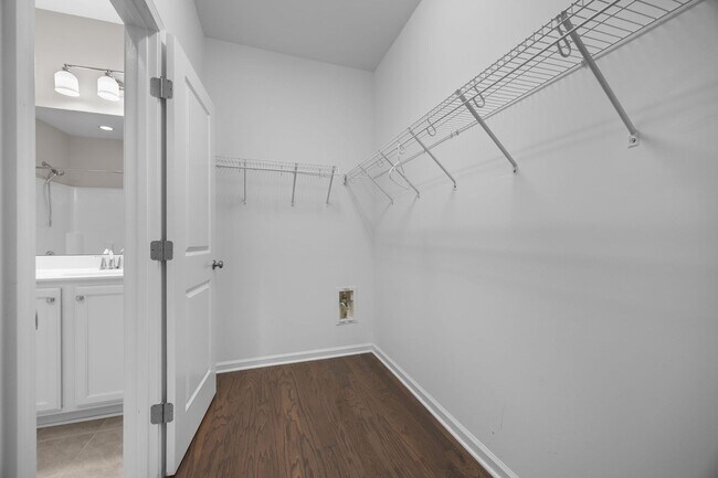 Building Photo - Gorgeous and Spacious 3 Bedroom Townhome, ...