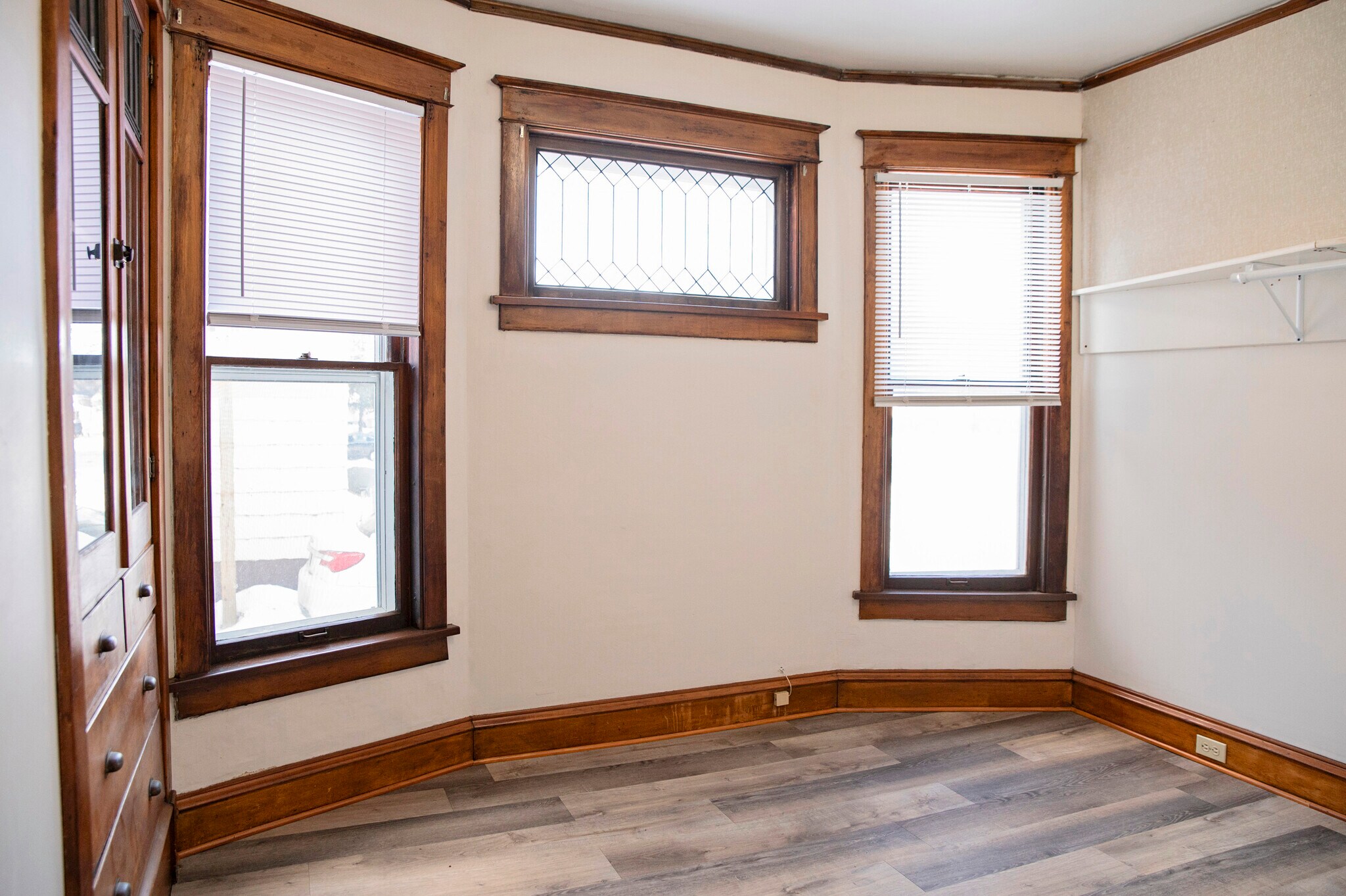 Building Photo - 609 5th Ave