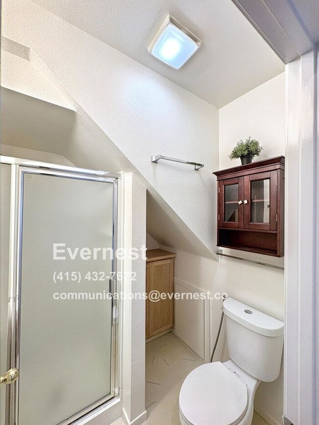 Building Photo - Lovely 2-Bedroom Townhome: Comfort and Con...
