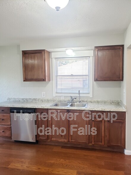 Building Photo - 670 L St