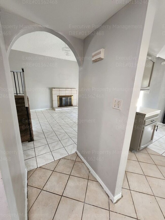 Building Photo - Charming 3 bedrooms/ 2.5 bathroom home.