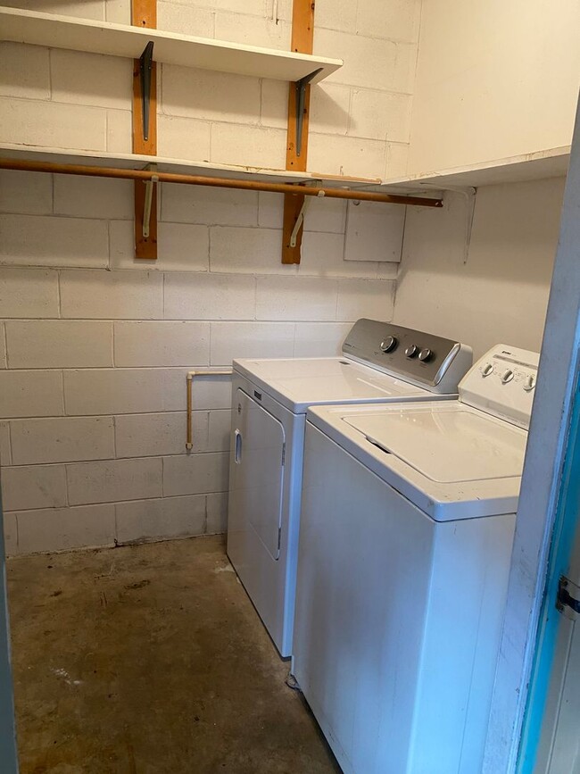 Building Photo - Spacious 3 bedroom, 2 bathrooms multiplex unit. 2 story in Alafaya