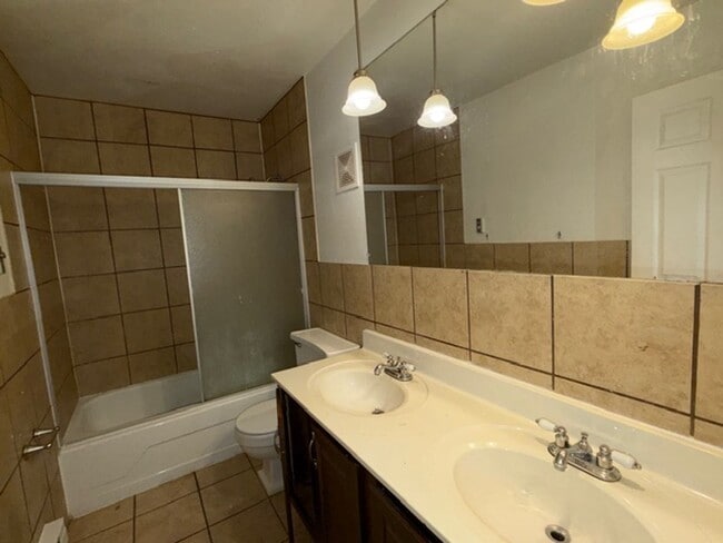 Building Photo - Newly renovated Town House for Rent 3Br / 2 Ba Section 8 Welcome !