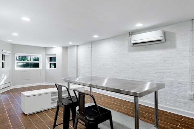 Island - 2604 Mozart Pl NW