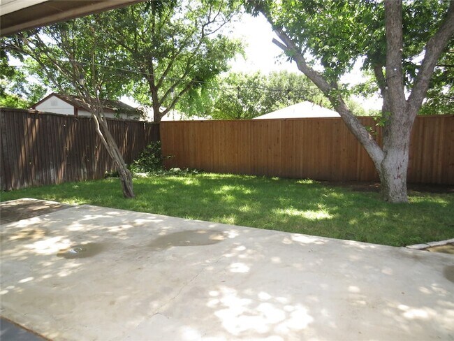 Building Photo - 2308 Crestmeadow St