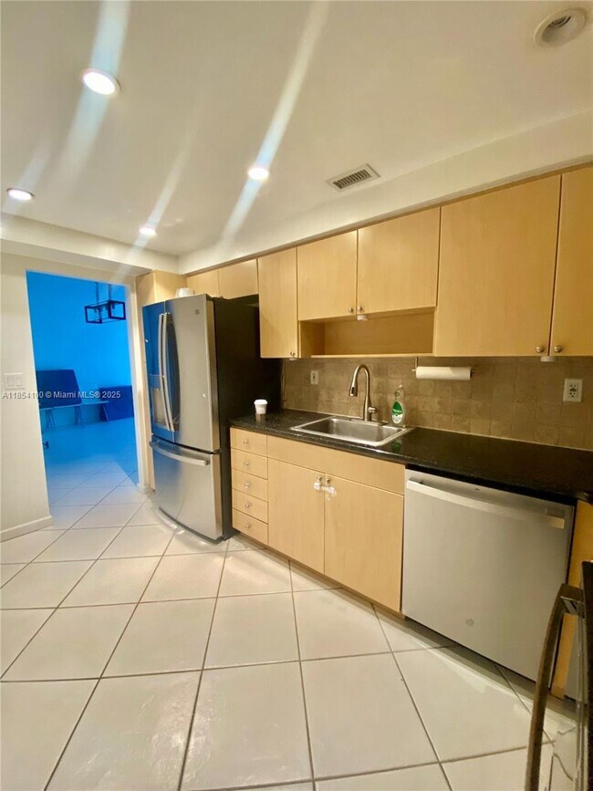 Building Photo - 10350 W Bay Harbor Dr