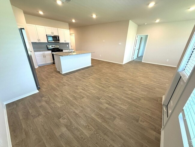 Primary Photo - 211 Wirecrested Dr